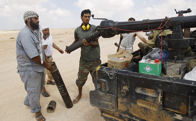 Sirte: Anti-Gaddafi fighters load a cannon
