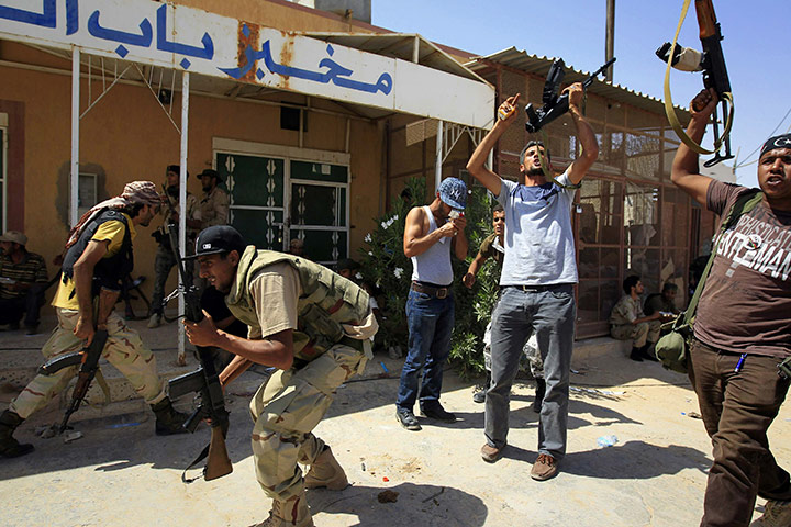 24 Hours: Rebel fighters take cover under fire from pro-Gaddafi snipers