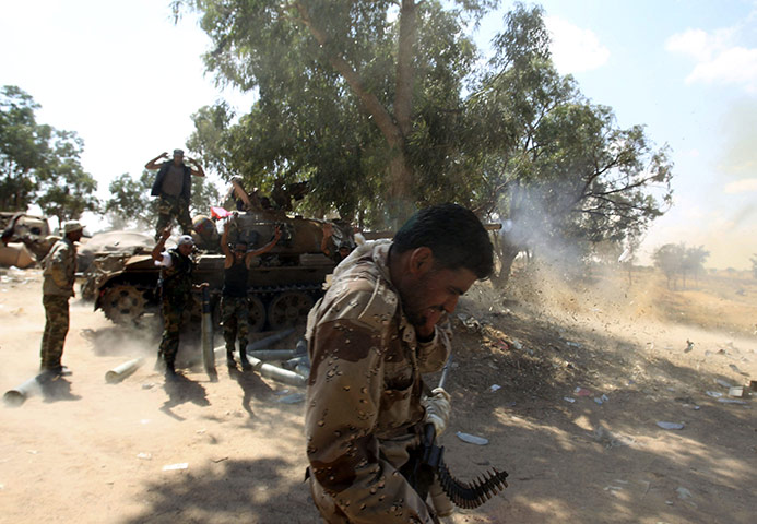 Sirte: Anti-Gaddafi fighters return fire