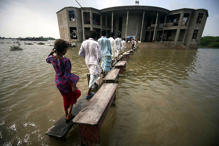 24 hours: Khoski, Pakistan: People affected by floods move to higher ground 