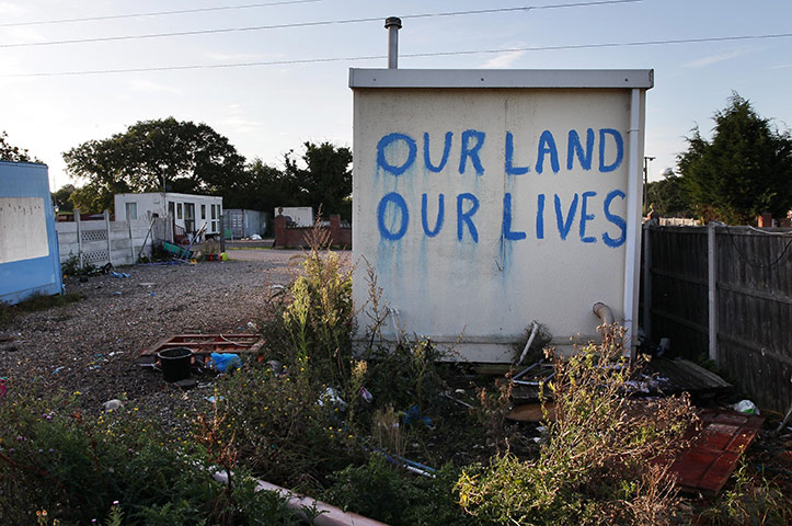 Dale Farm: slogan on a hut