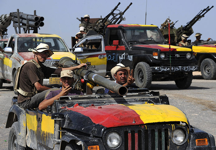 Libya fighting continues: NTC fighters gather on the outskirts of Sirte