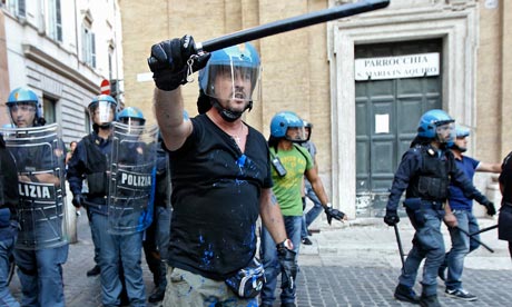 ΜΑΤ κατά τη διάρκεια μιας σύγκρουσης με αντι-λιτότητας διαδηλωτές στη Ρώμη την περασμένη εβδομάδα