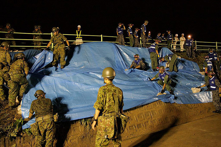 Typhoon Roke: Japan Self Defense Forces troops sandbagging at Shonai River in Nagoya City