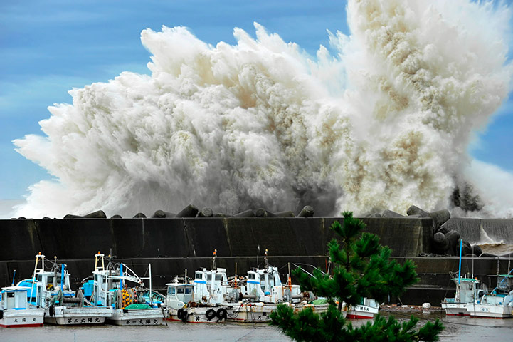 Typhoon Roke: Surging waves hit  the breakwater in Udono in the port town of Kiho