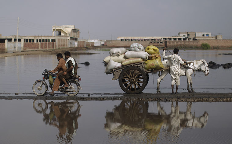 24 hours in pictures: floodoing in pakistan