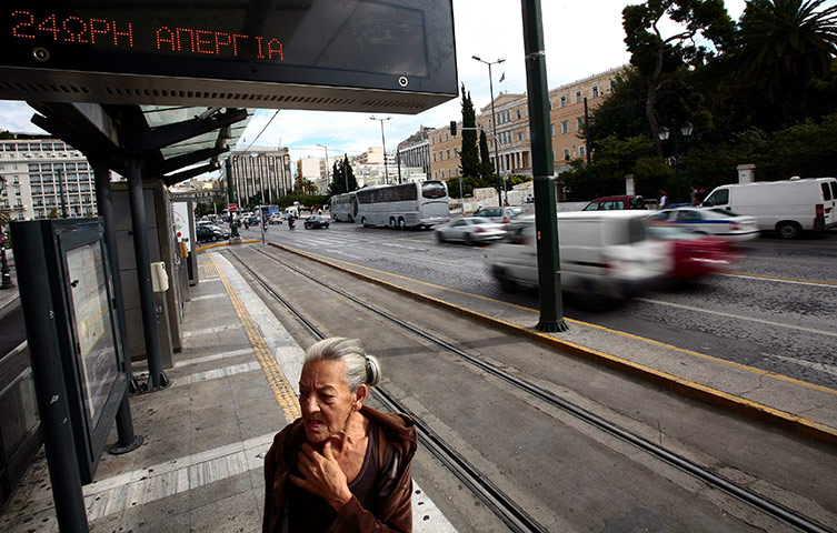 Strike in Greece: An electric sign reads '24 hours strike'