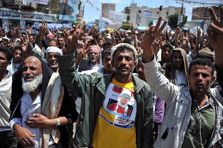 Yemen violence resumes: Yemeni protesters flash the victory sign during a protest 