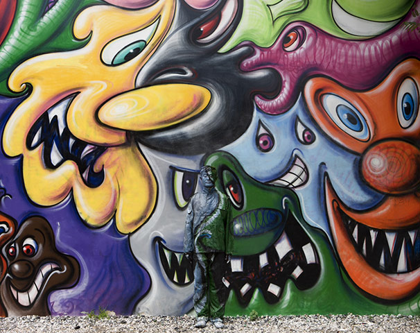 Liu Bolin: Kenny Sharf Mural
