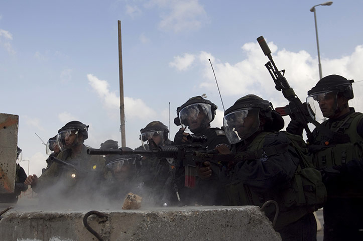 West Bank clashes: Israeli troops at Qalandiya checkpoint