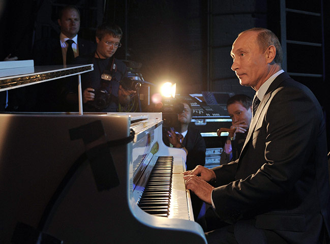 Putin: Vladimir Putin plays the piano at the Theater of Nations in Moscow