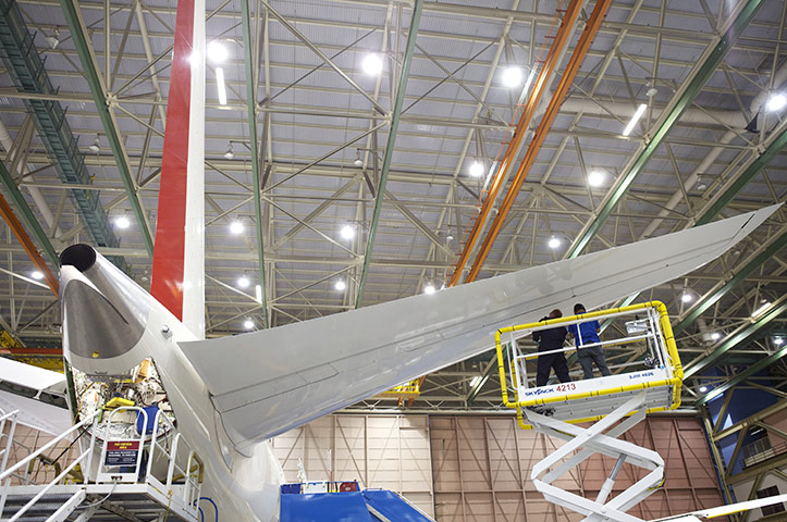 boeing 787 dreamliner: Boeing employees work on the tail section of a Boeing 787 Dreamliner 