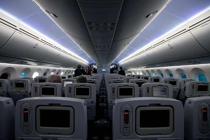 boeing 787 dreamliner: News media tour the inside 