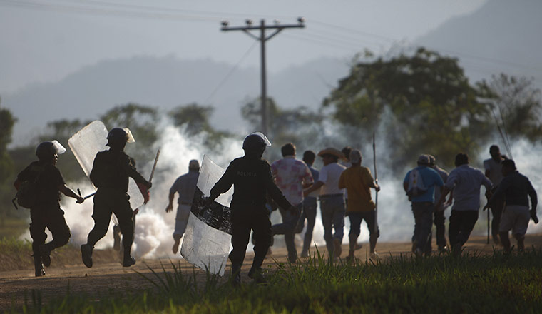 24 hours: Yucumo, Bolivia: Amidst tear gas, police officers chase protesters