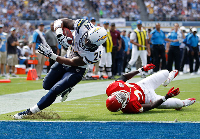 NFL roundup: Chargers running back Mathews turns a corner past Daniels to score 