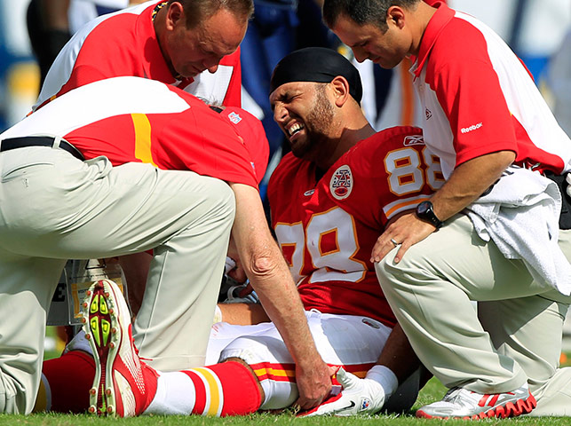 NFL roundup: Chiefs tight end Becht grimaces after injuring his leg 
