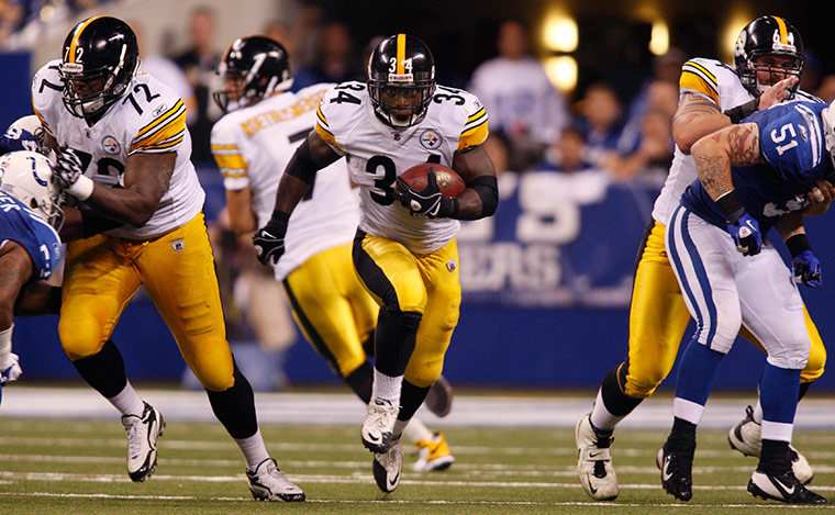 NFL roundup: Pittsburgh's Mendenhall carries the football against the Colts