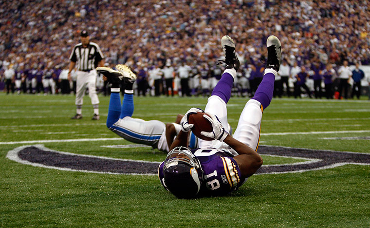 NFL roundup: Minnesota Vikings tight end Visanthe Shianco catches a touchdown pass