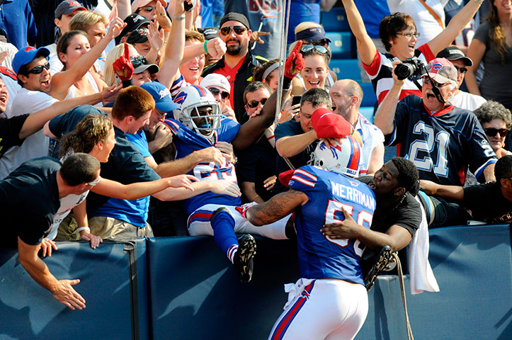 NFL roundup: Bills Drayton Florence celebrates a touchdown against the Patriots