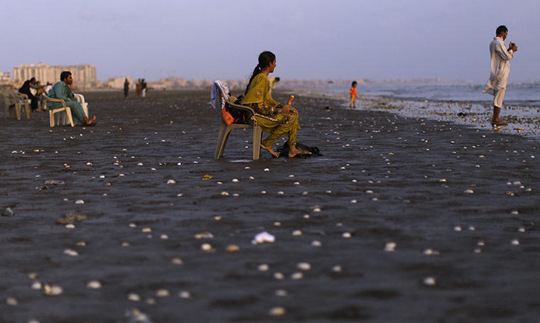 24 hours in pictures: Karachi, Pakistan: People enjoy the sunset