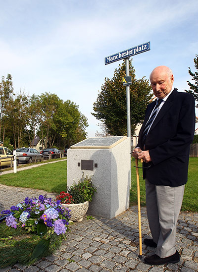 Champions League Tuesday: Manchester City officials lay a wreath in memory of the Munich Air disaster