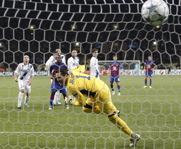 Champions League Tuesday: Inter's Julio Cesar concedes from a free kick by CSKA Moscow's Dzagoev