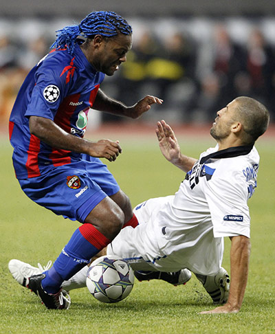 Champions League Tuesday: Inter Milan's Samuel fights for the ball with CSKA Moscow's Love 
