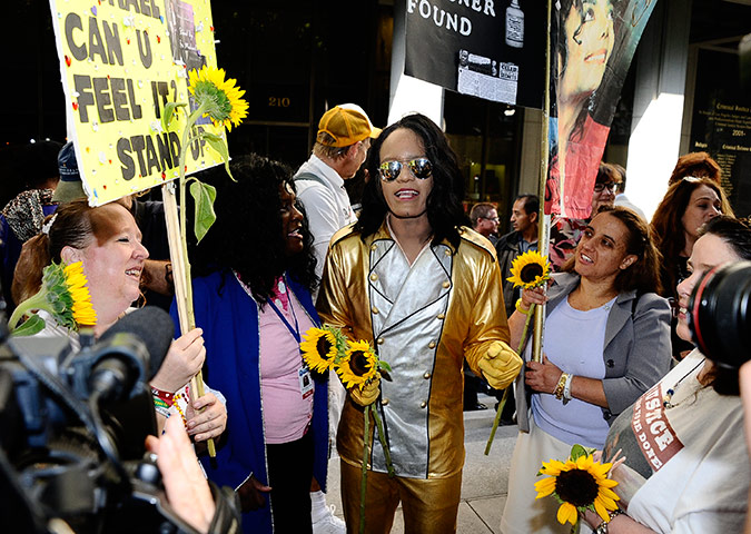 Michael Jackson trial: Michael Jackson fans gahter around the Los Angeles court house