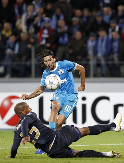 Champions League Wed: Zenit St. Petersburg's Danny fights for the ball with Porto's Fernando
