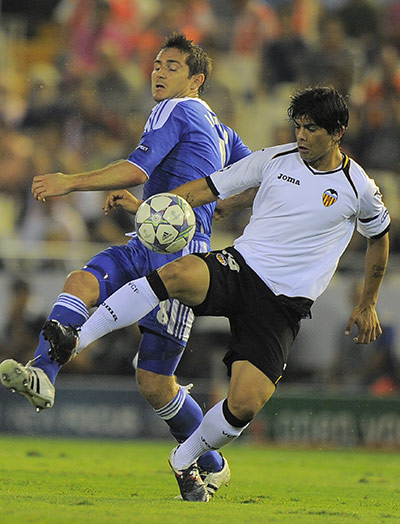 Champions League Wed: Chelsea's Frank Lampard vies for the ball with Valencia's Ever Banega