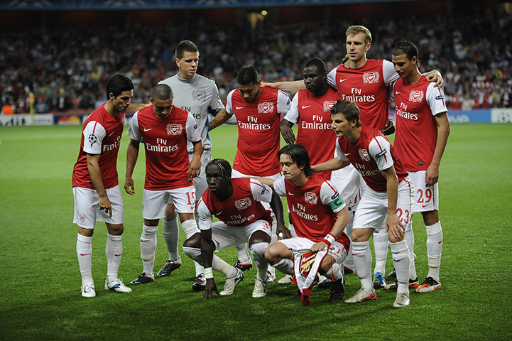 Arsenal v Olympiakos: Arsenal team attempt to organise themselves for a team photo