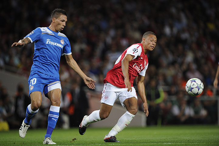 Arsenal v Olympiakos: Alex Oklade-Chamberlain runs with the ball