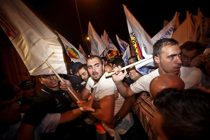 24 horus in pictures: Police hold back demonstrators in front of the Finance Ministry, Lisbon
