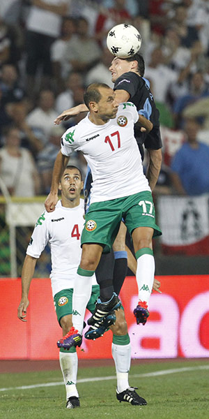 Bulgaria v England: Gareth Barry out-jumps Martin Petrov 