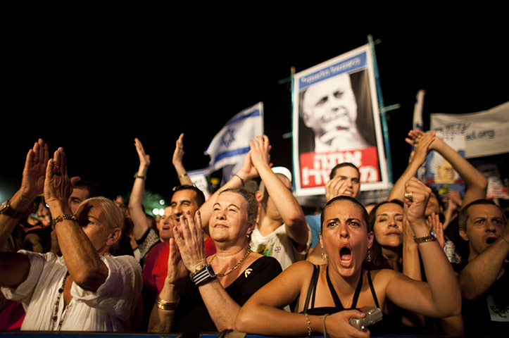Protests in Israel: Demonstrators shout from behind a police barricade
