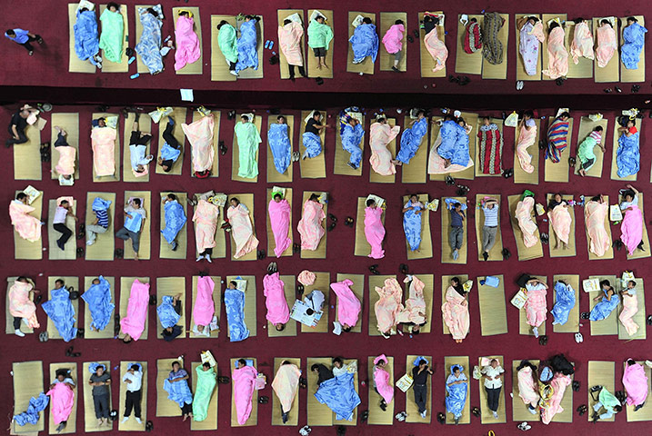 24 hours: Wuhan, China: Parents of freshmen students sleep on mats 