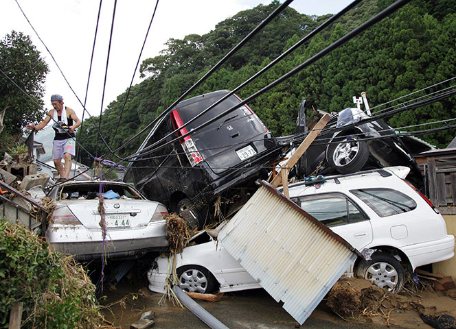 Typhoon Talas: vehicles piled up
