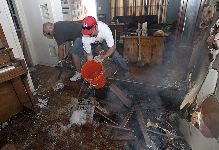 Texas Wildfires: People use chainsaw and buckets of water to get to fire under house, Texas