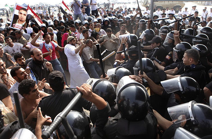 24 hours in pictures: Anti-Mubarak protesters clash with riot police outside court