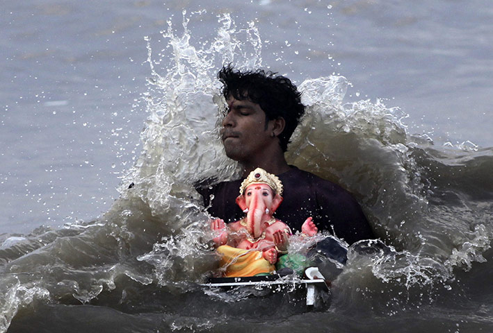 24 hours in pictures: Ganesh Chaturti festival  