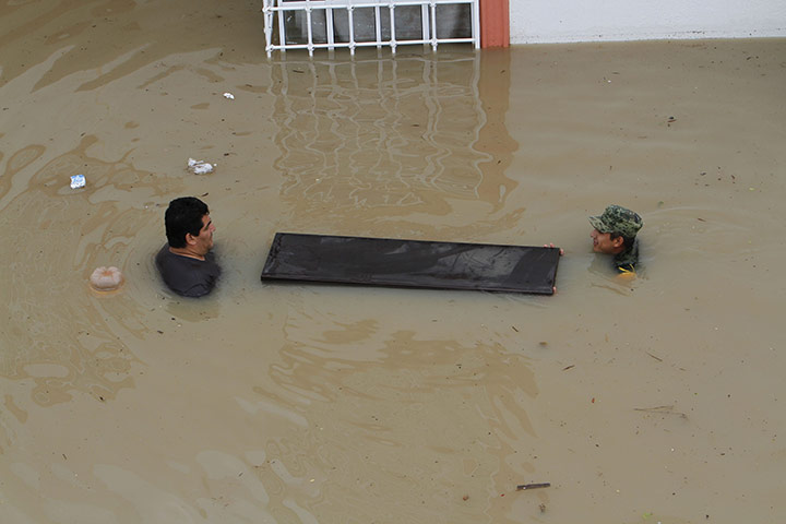 24 hours in pictures: flooding in mexico