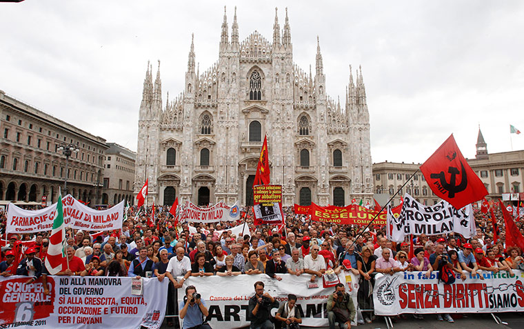 Italy strike: Demonstrators gather in front of the gothic cathedral in Milan
