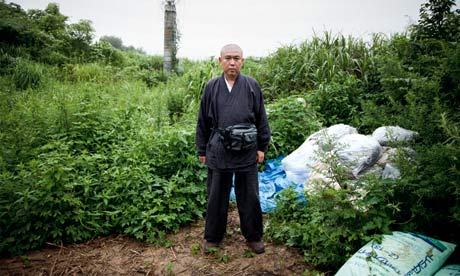 禅宗の住職、阿部光裕（こうゆう）さんは寺の後ろの山に、人々の庭の汚染された土を廃棄させています。写真：ジェレミー・スーテイラト（ Jeremie Souteyrat）