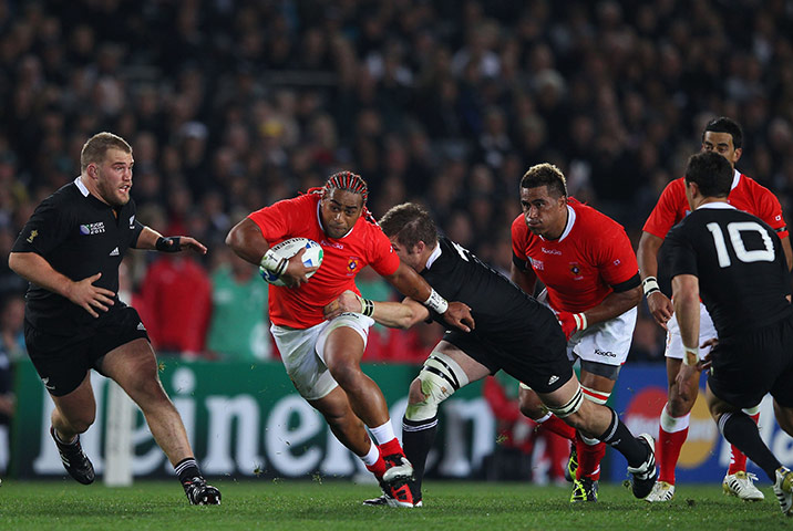 RWC game 1: Taniela Moa evades a tackle from Richie McCaw