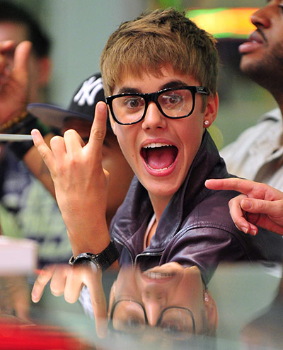 24 hours in pictures: New York, US: Justin Bieber visits Ray's Pizza