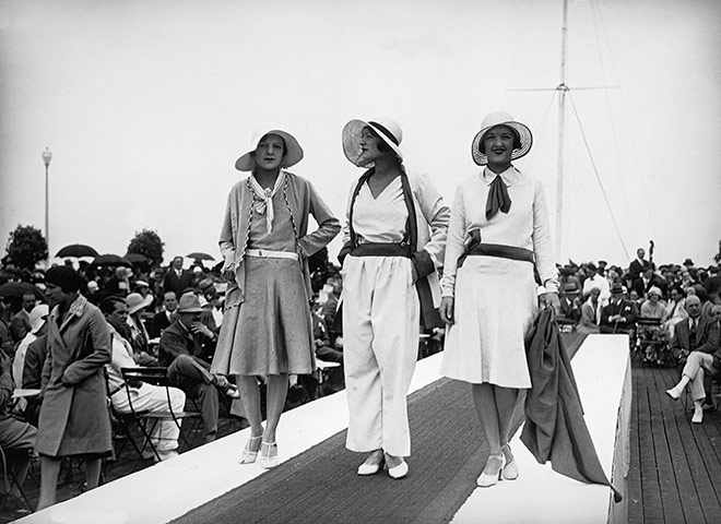 NY fashion inspirations: Women at Deauville beach resort 1929