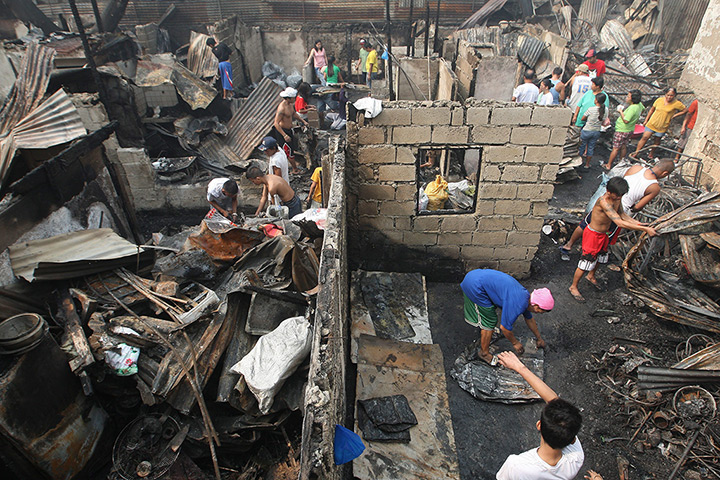 24 hours: Pasay City, Philippines: Filipinos return to their homes after a fire 