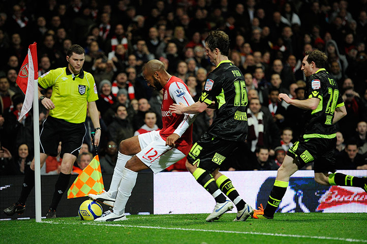 Arsenal v Leeds Utd: Thierry Henry wastes time by the corner flag in injury time