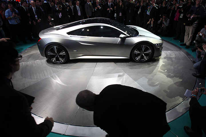 Detroit Auto show: Photographers surround the Acura NSX concept car