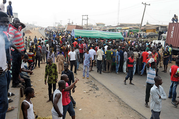 Nigeria protests: Protesters barricade the Lagos-Ibadan expressway